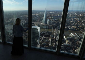 Londres (Reino Unido), 14/09/2023.- Vista general de Londres desde Horizon 22, el edificio más alto de la ciudad, este jueves. Horizon 22, de 254 metros de altura, se convertirá en la plataforma de visualización gratuita más alta de Europa cuando se abra al público el 27 de septiembre.- EFE/ANDY RAIN