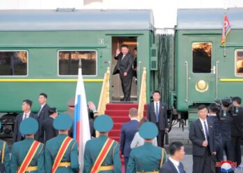 El líder norcoreano Kim Jong Un saluda desde su tren tras una recepción ofrecida por el presidente de Rusia, Vladímir Putin, en Rusia, el 13 de septiembre de 2023 en esta imagen difundida por la Agencia Central de Noticias de Corea del Norte. KCNA via REUTERS