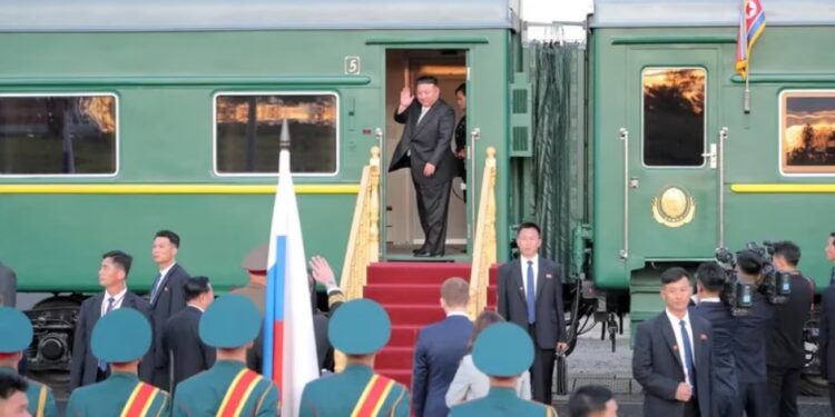 El líder norcoreano Kim Jong Un saluda desde su tren tras una recepción ofrecida por el presidente de Rusia, Vladímir Putin, en Rusia, el 13 de septiembre de 2023 en esta imagen difundida por la Agencia Central de Noticias de Corea del Norte. KCNA via REUTERS