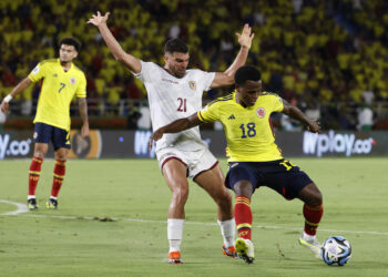 AMDEP9127. BARRANQUILLA (COLOMBIA), 07/09/2023.- Jhon Arias (d) de Colombia disputa un balón con Alexander González de Venezuela hoy, en un partido de las Eliminatorias Sudamericanas para la Copa Mundial de Fútbol 2026 entre Colombia y Venezuela en el estadio Metropolitano en Barranquilla (Colombia). EFE/ Mauricio Dueñas Castañeda