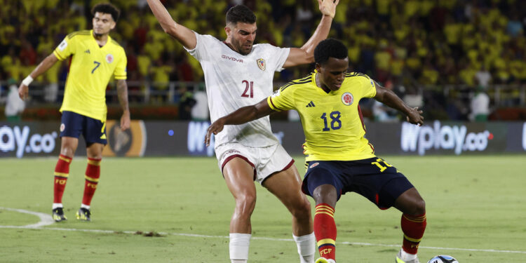 AMDEP9127. BARRANQUILLA (COLOMBIA), 07/09/2023.- Jhon Arias (d) de Colombia disputa un balón con Alexander González de Venezuela hoy, en un partido de las Eliminatorias Sudamericanas para la Copa Mundial de Fútbol 2026 entre Colombia y Venezuela en el estadio Metropolitano en Barranquilla (Colombia). EFE/ Mauricio Dueñas Castañeda