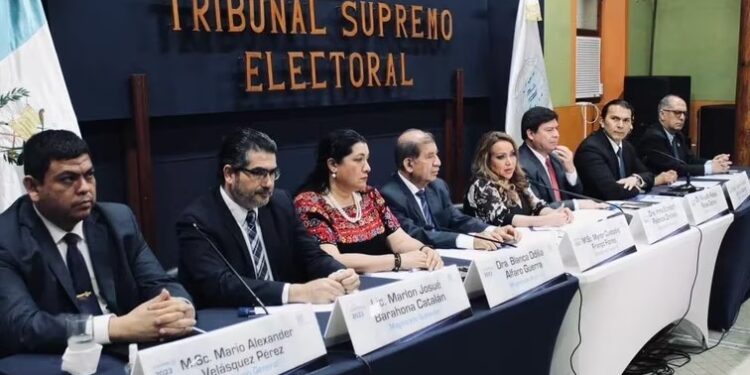 En un nuevo intento por evitar la asunción de Arévalo, la Fiscalía de Guatemala pidió retirar la inmunidad a varios magistrados del Tribunal Supremo Electoral (Europa Press)