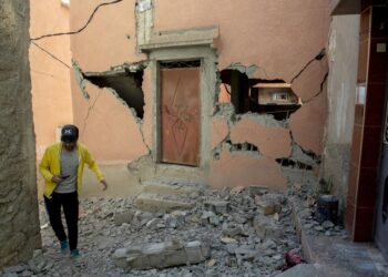 Marrakesh (Morocco), 09/09/2023.- A person walks over debris next to a damaged building following an earthquake in Marrakesh, Morocco, 09 September 2023. A powerful earthquake that hit central Morocco late 08 September, killed at least 820 people and injured 672 others, according to a provisional report from the country's Interior Ministry. The earthquake, measuring magnitude 6.8 according to the USGS, damaged buildings from villages and towns in the Atlas Mountains to Marrakesh. (Terremoto/sismo, Marruecos) EFE/EPA/JALAL MORCHIDI