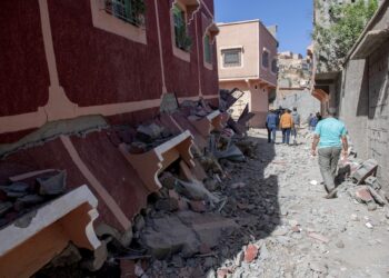 Marrakesh (Morocco), 09/09/2023.- People walk among the rubble of a damaged building following an earthquake in Marrakesh, Morocco, 09 September 2023. A powerful earthquake that hit central Morocco late 08 September, killed at least 820 people and injured 672 others, according to a provisional report from the country's Interior Ministry. The earthquake, measuring magnitude 6.8 according to the USGS, damaged buildings from villages and towns in the Atlas Mountains to Marrakesh. (Terremoto/sismo, Marruecos) EFE/EPA/JALAL MORCHIDI