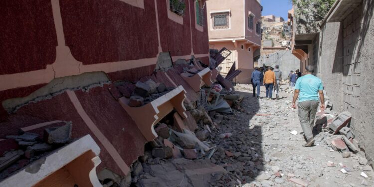 Marrakesh (Morocco), 09/09/2023.- People walk among the rubble of a damaged building following an earthquake in Marrakesh, Morocco, 09 September 2023. A powerful earthquake that hit central Morocco late 08 September, killed at least 820 people and injured 672 others, according to a provisional report from the country's Interior Ministry. The earthquake, measuring magnitude 6.8 according to the USGS, damaged buildings from villages and towns in the Atlas Mountains to Marrakesh. (Terremoto/sismo, Marruecos) EFE/EPA/JALAL MORCHIDI