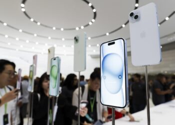 Cupertino (United States), 12/09/2023.- A display of the new Apple iPhone 15 at an Apple product launch event on the campus of Apple Park in Cupertino, California, USA, 12 September 2023. EFE/EPA/JOHN G. MABANGLO