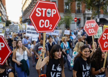 MADRID, 15/09/2023.- Alianza por el Clima, Fridays for Future-Juventud por el Clima y otras organizaciones medioambientales participan en una manifestación para exigir el fin de los combustibles fósiles de forma rápida, justa y definitiva este viernes, en la Plaza Mayor de Madrid. EFE/ Rodrigo Jiménez