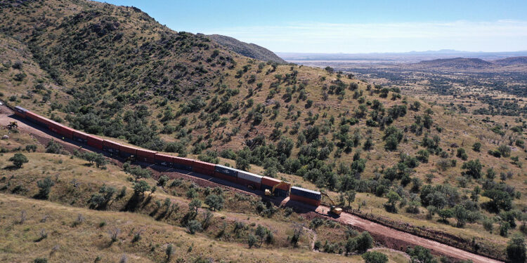 Vista aérea de contenedores colocados como muro fronterizo en la ciudad San Luis Río Colorado, estado de Sonora (México). Imagen de archivo. EFE/Daniel Sánchez