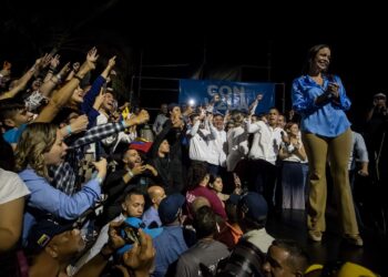 CARACAS (VENEZUELA) 23/10/2023 - La exdiputada Maria Corina Machado (d) sonríe mientras celebra junto a aliados y seguidores en las primeras horas de este lunes los resultados ofrecidos por la comisión de elecciones primarias, en Caracas (Venezuela). La exdiputada María Corina Machado es la gran triunfadora de las primarias opositoras de este domingo en Venezuela, con el 93,13 % de los votos, con un 26,06 % de las actas escrutadas, de unas votaciones en las que los venezolanos eligieron a quien debe enfrentarse al chavismo en las presidenciales de 2024. EFE/ Miguel Gutiérrez