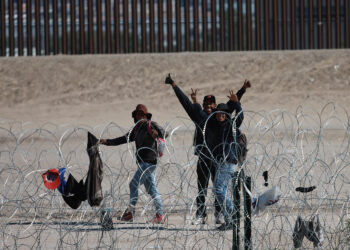 MEX7641. CIUDAD JUÁREZ (MEXICO), 08/10/2023.- Un grupo de migrantes permanecen a un costado de la frontera con Estados Unidos, el 7 de octubre de 2023 en Ciudad Juárez, Chihuahua (México). Los miles de venezolanos varados en la frontera norte de México, el mayor número de migrantes, reaccionan con temor ante el anuncio del Gobierno de Estados Unidos por retomar las deportaciones directas a Venezuela, alejándolos del sueño americano, en medio de la nueva ola migratoria sin precedentes. EFE/Luis Torres