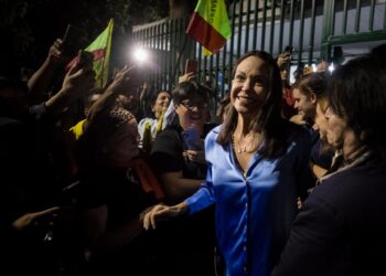 CARACAS (VENEZUELA) 23/10/2023 - La exdiputada Maria Corina Machado (c) celebra junto a aliados y seguidores en las primeras horas de este lunes los resultados ofrecidos por la comisión de elecciones primarias, en Caracas (Venezuela). La exdiputada María Corina Machado es la gran triunfadora de las primarias opositoras de este domingo en Venezuela, con el 93,13 % de los votos, con un 26,06 % de las actas escrutadas, de unas votaciones en las que los venezolanos eligieron a quien debe enfrentarse al chavismo en las presidenciales de 2024. EFE/ Miguel Gutiérrez