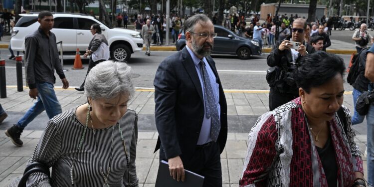 Jesus Maria Casal (C), president of the National Primary Commission (CNdP), arrives at the headquarters of the Public Prosecutor's Office in Caracas on October 30, 2023. Casal went to the prosecutor's office on Monday to testify as "investigated" in a case of alleged fraud against the opposition's internal election of October 22. (Photo by Federico Parra / AFP)