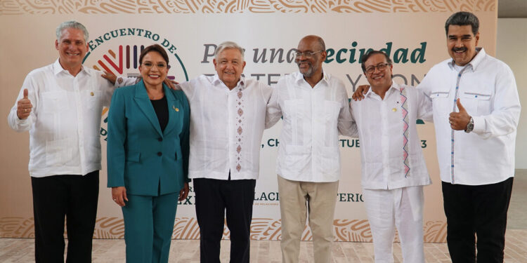 MEX8924. PALENQUE (MÉXICO), 22/10/2023.- Fotografía cedida por la Presidencia de México que muestra, desde la izquierda, al presidente de Cuba, Miguel Díaz-Canel; a la presidenta hondureña, Xiomara Castro; al mandatario mexicano, Andrés Manuel López Obrador; al primer ministro haitiano, Ariel Henry; al presidente de Colombia, Gustavo Petro, y al presidente de Venezuela, Nicolás Maduro, mientras posan durante una reunión hoy, en la ciudad de Palenque, Chiapas (México). López Obrador pidió "trabajar unidos" para atender la migración y ofreció cooperación a sus homólogos latinoamericanos reunidos este domingo en la cumbre migratoria en Chiapas, estado fronterizo del sur de México. EFE/ Presidencia De México SÓLO USO EDITORIAL/SÓLO DISPONIBLE PARA ILUSTRAR LA NOTICIA QUE ACOMPAÑA (CRÉDITO OBLIGATORIO)