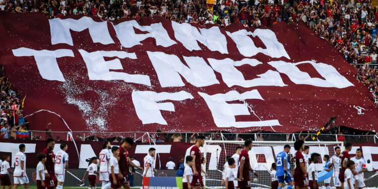 AME8017. MATURIN (VENEZUELA), 17/10/2023.- Jugadores de Venezuela y de Chile salen a la cancha hoy, en un partido de las Eliminatorias Sudamericanas para la Copa Mundial de Fútbol 2026 entre Venezuela y  Chile en el estadio Monumental de Maturín en Maturín  (Venezuela). EFE/ Miguel Gutiérrez