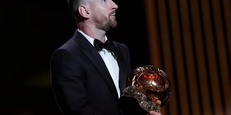 Lionel Messi con el Balón de Oro (REUTERSStephanie Lecocq)