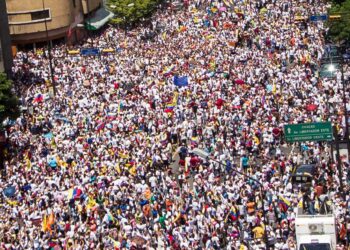 CAR01. CARACAS (VENEZUELA), 01/09/2016.- Miles de personas participan hoy, jueves 1 de septiembre de 2016, en una manifestación denominada "Toma de Caracas", una marcha convocada hace semanas por la alianza de partidos Mesa de la Unidad Democrática (MUD) para presionar al Poder Electoral por la agenda del referendo, que impulsa la oposición, para revocar al presidente venezolano Nicolás Maduro, en la ciudad de Caracas (Venezuela). EFE/MIGUEL GUTIERREZ