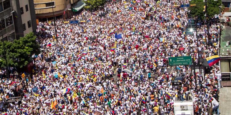 CAR01. CARACAS (VENEZUELA), 01/09/2016.- Miles de personas participan hoy, jueves 1 de septiembre de 2016, en una manifestación denominada "Toma de Caracas", una marcha convocada hace semanas por la alianza de partidos Mesa de la Unidad Democrática (MUD) para presionar al Poder Electoral por la agenda del referendo, que impulsa la oposición, para revocar al presidente venezolano Nicolás Maduro, en la ciudad de Caracas (Venezuela). EFE/MIGUEL GUTIERREZ