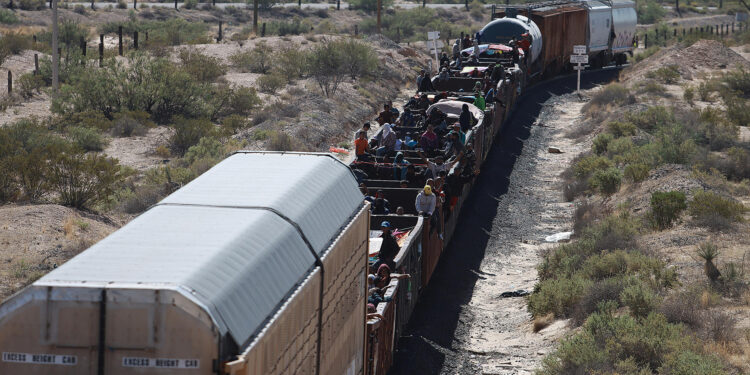 MEX6871. CIUDAD JUÁREZ (MEXICO), 01/10/2023.- Migrantes viajan sobre el tren conocido como "La Bestia", el 29 de septiembre de 2023, en Ciudad Juárez, Chihuahua (México). A pesar de los operativos del Gobierno de México y la empresa ferroviaria Ferromex, miles de migrantes siguen arriesgando su vida y montándose a los trenes del país, en particular La Bestia, para llegar a la frontera con Estados Unidos. EFE/ Luis Torres