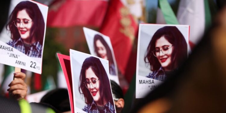 Partidarios de los derechos de la mujer en Irán levantan pancartas con la foto de Mahsa Amini en el aniversario de su muerte (REUTERSAllison Bailey)