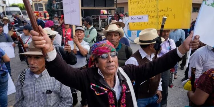 Por segundo día consecutivo, siguen los bloqueos y las protestas en Guatemala “Queremos que renuncien los que cometen estas injusticias contra la democracia” (AP)