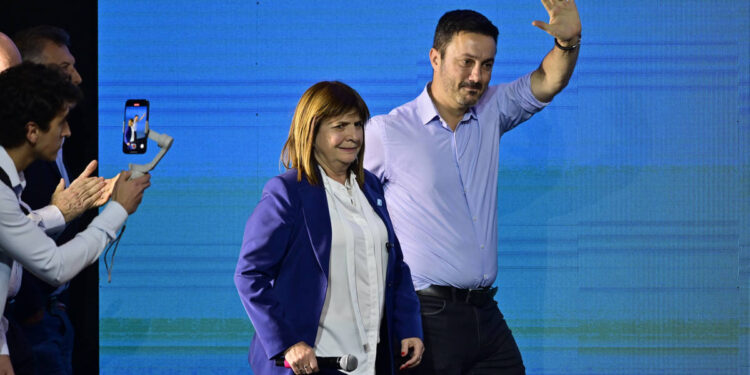 AME9829. BUENOS AIRES (ARGENTINA), 22/10/2023.- La candidata Patricia Bullrich, de Juntos por el Cambio, participa en un acto tras los resultados de la primera vuelta de las elecciones argentinas, hoy, en Buenos Aires (Argentina). El candidato peronista y ministro de Economía, Sergio Massa, dio hoy la sorpresa al revertir los sondeos y ganar la primera vuelta de las elecciones argentinas, para enfrentarse en el balotaje el próximo 19 de noviembre al aspirante de la Libertad Avanza, Javier Milei, quien ganó en las primarias el 13 de agosto. EFE/ Matias Martin Campaya