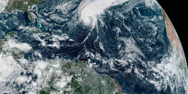 USA9953. MIAMI (FL, EEUU), 25/10/2023.- Fotografía satelital cedida hoy por la Oficina Nacional de Administración Oceánica y Atmosférica (NOAA) por vía del Centro Nacional de Huracanes (NHC) donde se muestra la localización del huracán Tammy en el Atlántico. El huracán de Tammy se fortaleció en aguas abiertas del Atlántico y presenta este miércoles vientos máximos sostenidos de 105 millas por hora (165 km), con algún fortalecimiento adicional previsto en el transcurso de hoy EFE/NHC /SOLO USO EDITORIAL/SOLO DISPONIBLE PARA ILUSTRAR LA NOTICIA QUE ACOMPAÑA (CRÉDITO OBLIGATORIO)