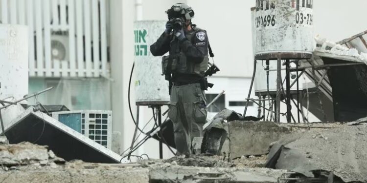 Un miembro de las fuerzas de seguridad israelíes inspecciona un edificio dañado en un ataque con cohetes desde Gaza, en Tel Aviv, Israel, el 27 de octubre de 2023 Europa Press/Contacto/Gideon Markowicz/JINI