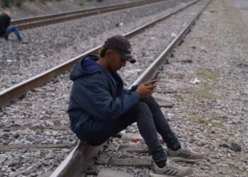 Gerardo Escobar Guerra, un migrante venezolano, espera poder subir a un tren de carga en las proximidades de Huehuetoca, México, el 12 de mayo de 2023.