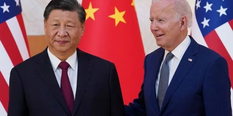 Foto de archivo del Presidente de EEUU Joe Biden y de China Xi Jinping en los márgenes de la cumbre de líderes del G20 en Bali, Indonesia Nov 14, 2022. REUTERS/Kevin Lamarque/