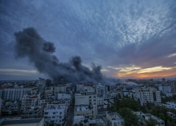 Gaza City (---), 07/10/2023.- Smoke rises after Israeli warplanes targeted the Palestine tower in Gaza City, 07 October 2023. Rocket barrages were launched from the Gaza Strip early 07 October in a surprise attack on Israel claimed by the Islamist movement Hamas. In a televised statement, the Israeli prime minister said the country is at war. EFE/EPA/MOHAMMED SABER