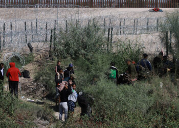 MEX7640. CIUDAD JUÁREZ (MEXICO), 08/10/2023.- Un grupo de migrantes permanecen a un costado de la frontera con Estados Unidos, el 7 de octubre de 2023 en Ciudad Juárez, Chihuahua (México). Los miles de venezolanos varados en la frontera norte de México, el mayor número de migrantes, reaccionan con temor ante el anuncio del Gobierno de Estados Unidos por retomar las deportaciones directas a Venezuela, alejándolos del sueño americano, en medio de la nueva ola migratoria sin precedentes. EFE/Luis Torres