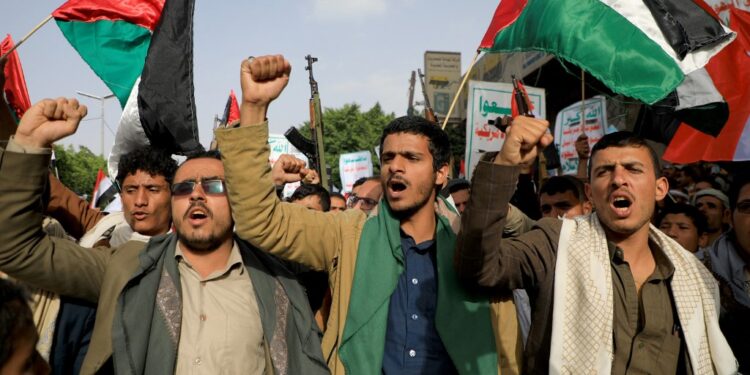EDITORS NOTE: Graphic content / People wave Palestinian flags as they take to the streets of Yemen's Huthi-held capital Sanaa on October 7, 2023, in support of the Palestinians after the militant group Hamas launched a surprise large-scale attack against Israel, on October 7, 2023. At least 70 people were reported killed in Israel, while Gaza authorities released a death toll of 198 in the bloodiest escalation in the wider conflict since May 2021, with hundreds more wounded on both sides. (Photo by MOHAMMED HUWAIS / AFP)