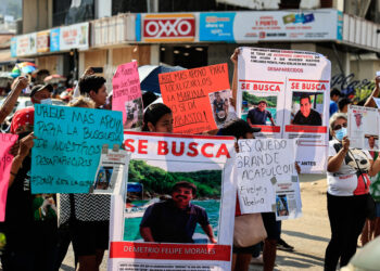 MEX2132. ACAPULCO (MÉXICO),18/11/2023.- Familiares de personas desaparecidas por el paso del huracán Otis, protestan hoy en el balneario de Acapulco, en el estado de Guerrero (México). Familiares de al menos unos 20 marineros y tripulantes desaparecidos en embarcaciones durante el paso del huracán Otis, que hasta ahora ha dejado 49 muertos, se manifestaron este sábado en el balneario de Acapulco, principal zona de impacto, para exigir a autoridades su búsqueda y localización. EFE/David Guzmán