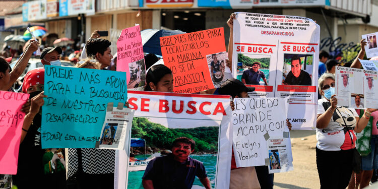 MEX2132. ACAPULCO (MÉXICO),18/11/2023.- Familiares de personas desaparecidas por el paso del huracán Otis, protestan hoy en el balneario de Acapulco, en el estado de Guerrero (México). Familiares de al menos unos 20 marineros y tripulantes desaparecidos en embarcaciones durante el paso del huracán Otis, que hasta ahora ha dejado 49 muertos, se manifestaron este sábado en el balneario de Acapulco, principal zona de impacto, para exigir a autoridades su búsqueda y localización. EFE/David Guzmán