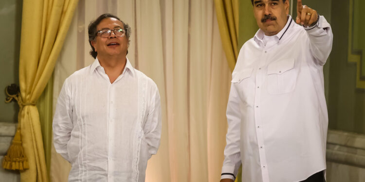 -FOTODELDÍA- AME7808. CARACAS (VENEZUELA), 18/11/2023.- El presidente de Venezuela, Nicolás Maduro (d), sostiene una reunión con el presidente de Colombia, Gustavo Petro hoy, en Caracas (Venezuela). Los presidentes de Venezuela y Colombia, Nicolás Maduro y Gustavo Petro, respectivamente, se han reunido este sábado en Caracas, por cuarta vez en privado en los últimos 15 meses, para abordar temas que afectan a estas naciones vecinas, entre ellos la migración y los riesgos de una sequía. EFE/ Miguel Gutiérrez