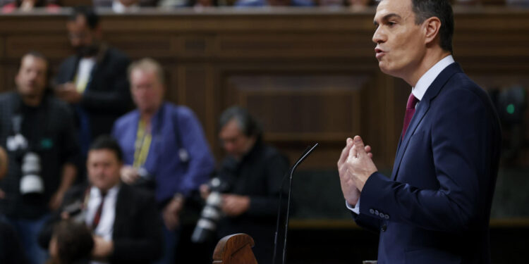 MADRID, 15/11/2023.- El secretario general del PSOE y presidente del Gobierno en funciones, Pedro Sánchez, interviene ante Congreso, donde se celebra el primer día del debate de investidura en el que Sánchez expone su nuevo programa de Gobierno y pide la confianza a la Cámara para revalidar su mandato en la Moncloa, este miércoles en Madrid. EFE/ Javier Lizon