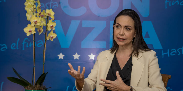 AME5456. CARACAS (VENEZUELA), 09/11/2023.- La opositora venezolana María Corina Machado ofrece una entrevista a EFE el 8 de noviembre de 2023, en Caracas (Venezuela). La candidata de la principal coalición opositora de Venezuela a las presidenciales de 2024, María Corina Machado, aseguró en una entrevista con EFE que su aspiración representa "un reto al sistema" y un desafío al chavismo, en el poder desde 1999, al que responsabiliza de la inhabilitación que le impide ocupar cargos públicos hasta 2030, una sanción, a su modo de ver, "inexistente". EFE/ Miguel Gutiérrez