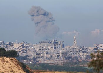 Sderot (Israel), 04/11/2023.- Smoke rises from the town of Beit Hanon, located in the northern part of the Gaza Strip, as a result of an Israeli airstrike, as seen from Sderot, Israel, 04 November 2023. More than 9,100 Palestinians and at least 1,400 Israelis have been killed, according to the Israel Defense Forces (IDF) and the Palestinian health authority, since Hamas militants launched an attack against Israel from the Gaza Strip on 07 October, and the Israeli operations in Gaza and the West Bank which followed it. EFE/EPA/ATEF SAFADI
