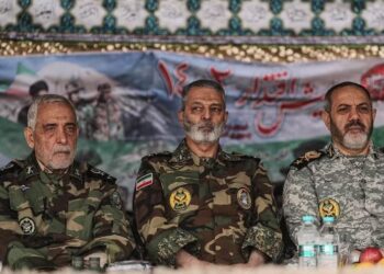 Abdolrahim Mousavi (centro), comandante en jefe del Ejército de Irán (Europa PressContactoIranian Army Office)