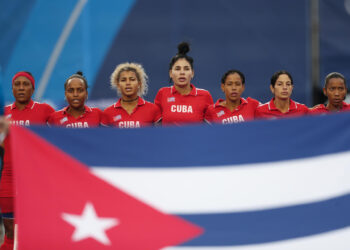 EVE3945. SANTIAGO (CHILE), 28/10/2023.- Jugadoras de Cuba forman ante México hoy, en un partido de hockey sobre hierba durante los Juegos Panamericanos 2023 en Santiago (Chile). EFE/ Sashenka Gutierrez