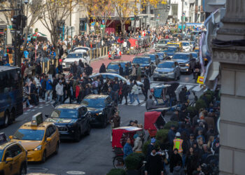 AME9576. NUEVA YORK (ESTADOS UNIDOS), 24/11/2023.- Decenas de personas caminan por la 5a Avenida para realizar compras durante una jornada de descuentos debido al conocido 'Black Friday', hoy, en Nueva York (Estados Unidos). EFE/ Angel Colmenares