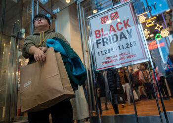 AME9576. NUEVA YORK (ESTADOS UNIDOS), 24/11/2023.- Personas realizan compras durante una jornada de descuentos debido al conocido 'Black Friday', hoy, en Nueva York (Estados Unidos). EFE/ Angel Colmenares