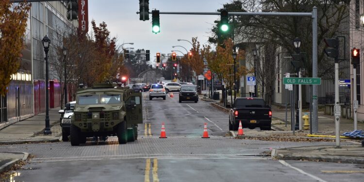 NIAGARA FALLS, NEW YORK - NOVEMBER 22: Homeland Security, Border Patrol, and local authorities block traffic to the Rainbow Bridge, one of four major crossings between the U.S. and Canada that is closed after a car crashed and exploded at the bridge on November 22, 2023 in Niagara Falls, New York. According to reports, the two occupants died when their car crashed near a border checkpoint. The cause of the crash is still under investigation.   John Normile/Getty Images/AFP (Photo by John Normile / GETTY IMAGES NORTH AMERICA / Getty Images via AFP)