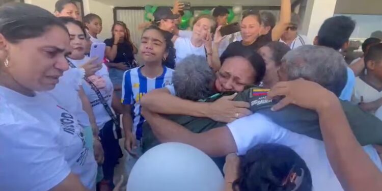 Luis Manuel Díaz, el papá de Luis Díaz, llega a su casa tras la liberación y se funde en un abrazo con su esposa. | Foto: Captura en pantalla