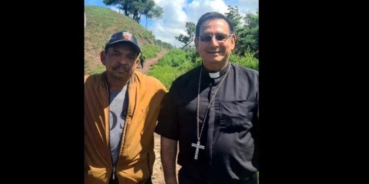 Monseñor Francisco Ceballos, de la diócesis de La Guajira, fue uno de los encargados de recibir al papá de Lucho Díaz. | Foto: Suministrada a Semana A.P.I