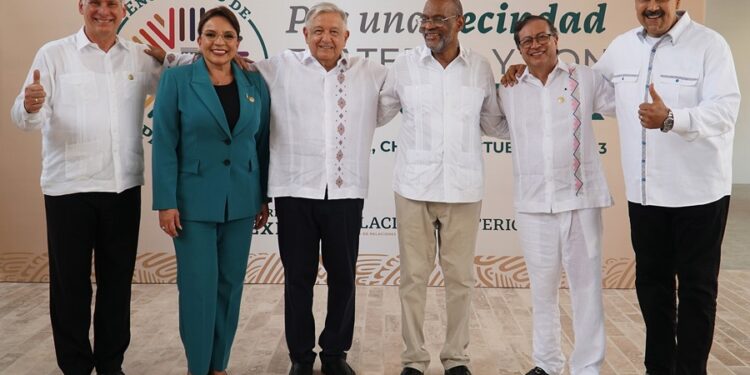 Fotografía cedida por la Presidencia de México que muestra, desde la izquierda, al presidente de Cuba, Miguel Díaz-Canel; a la presidenta hondureña, Xiomara Castro; al mandatario mexicano, Andrés Manuel López Obrador; al primer ministro haitiano, Ariel Henry; al presidente de Colombia, Gustavo Petro, y al presidente de Venezuela, Nicolás Maduro, mientras posan durante una reunión en la ciudad de Palenque, Chiapas (México). EFE/ Presidencia De México