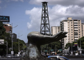 Escultura de una mano que sostiene la estructura de un pozo de petróleo frente a la sede de PDVSA en Caracas, Venezuela. Foto cortesía de Carolina Cabral/Bloomberg.