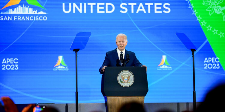 Fotografía cedida por el Departamento de Estado de Estados Unidos donde aparece el presidente Joe Biden mientras habla durante la recepción de bienvenida de los líderes del Foro de Cooperación Económica Asia-Pacífico (APEC) la noche del miércoles 15 de noviembre en el Exploratorium de San Francisco, California (EE. UU). EFE/Justin Tafoya/Departamento de Estado de EE. UU.