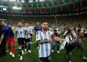 Lionel Messi se retira del campo de juego tras los incidentes en las tribunas