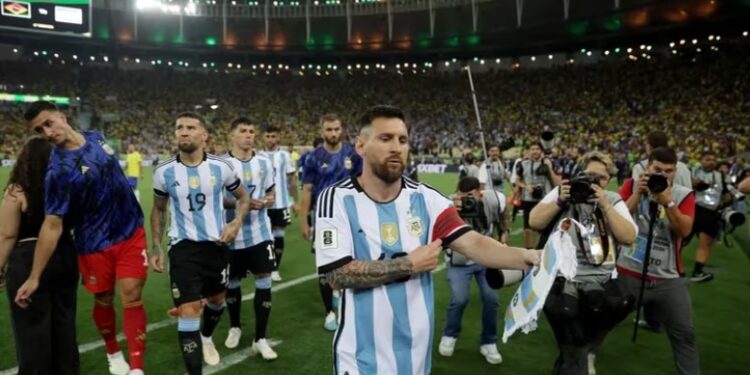 Lionel Messi se retira del campo de juego tras los incidentes en las tribunas